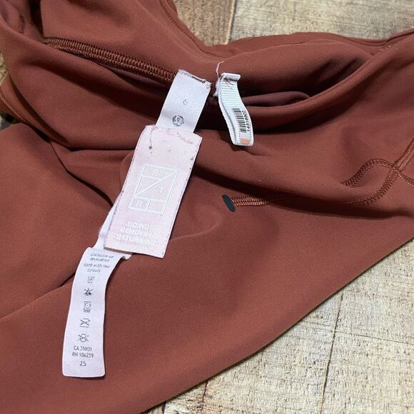 LULULEMON Everlux and Mesh High Rise Crop 23” - Picture 14 of 15